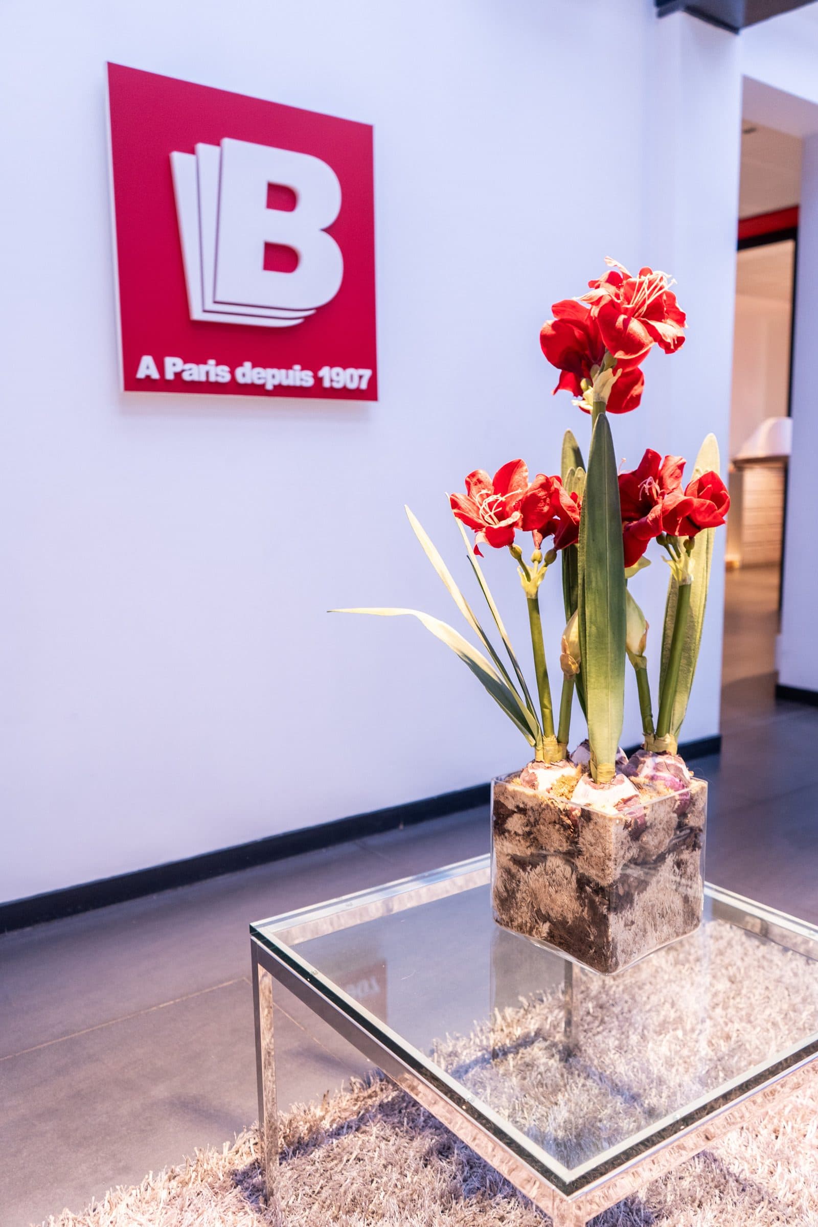 Hall d'accueil de l'entreprise Bonnet avec l'enseigne rouge « À Paris depuis 1907 »