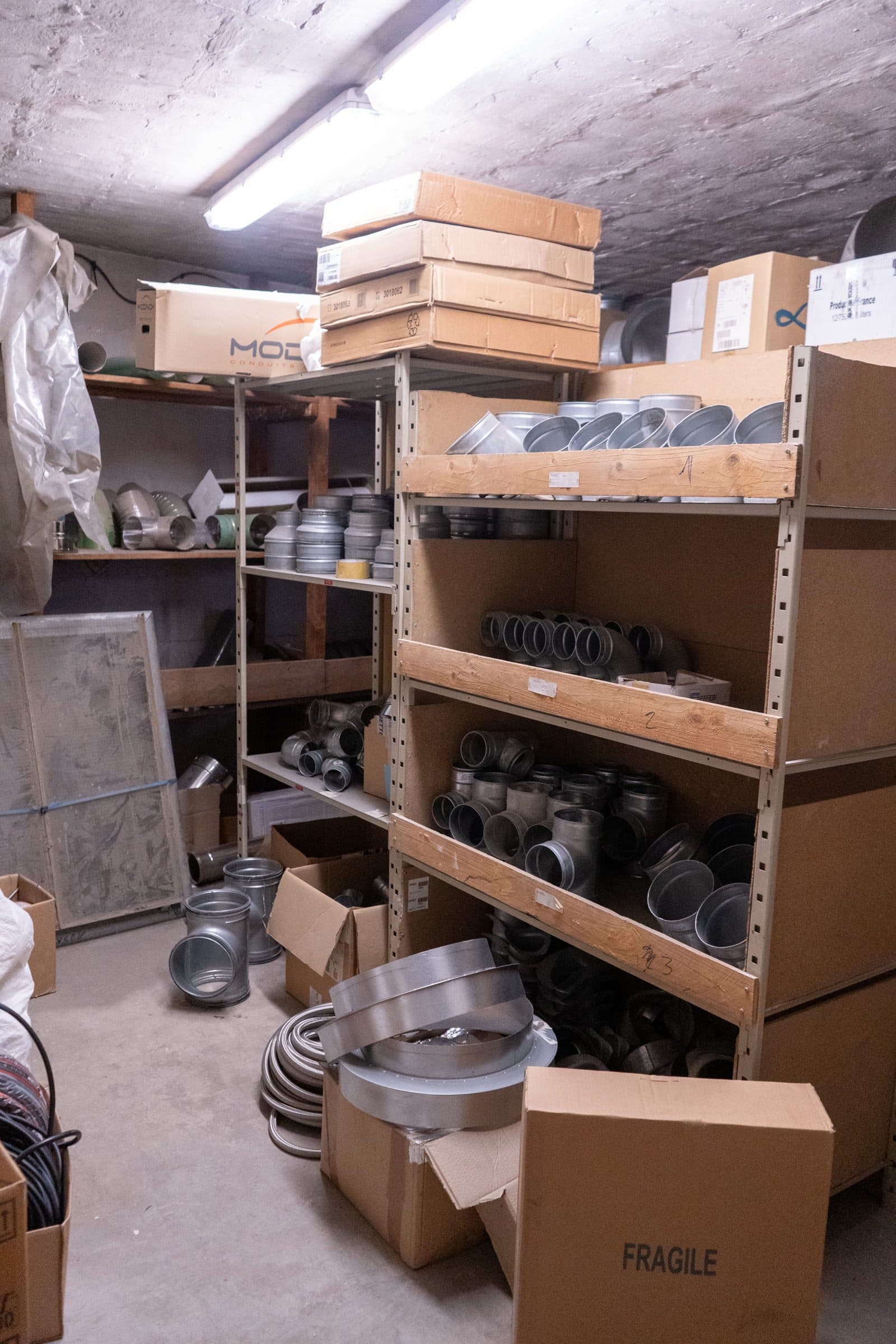 Atelier Bonnet Bafal et stock de conduits et de zinguerie à Paris