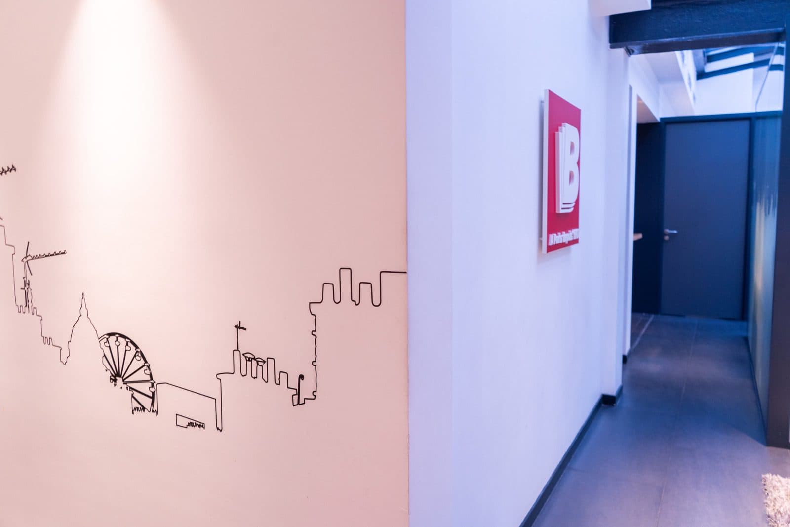 Bureaux Bonnet Bafal avec enseigne et skyline de Paris